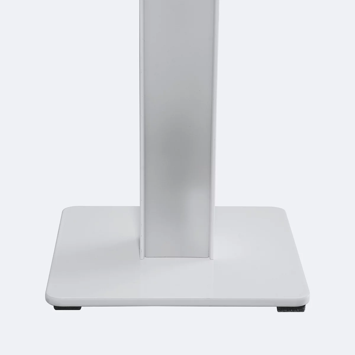 Nahaufnahme des unteren Teils einer weißen Stele mit quadratischem Fuß und rechteckiger Säule.