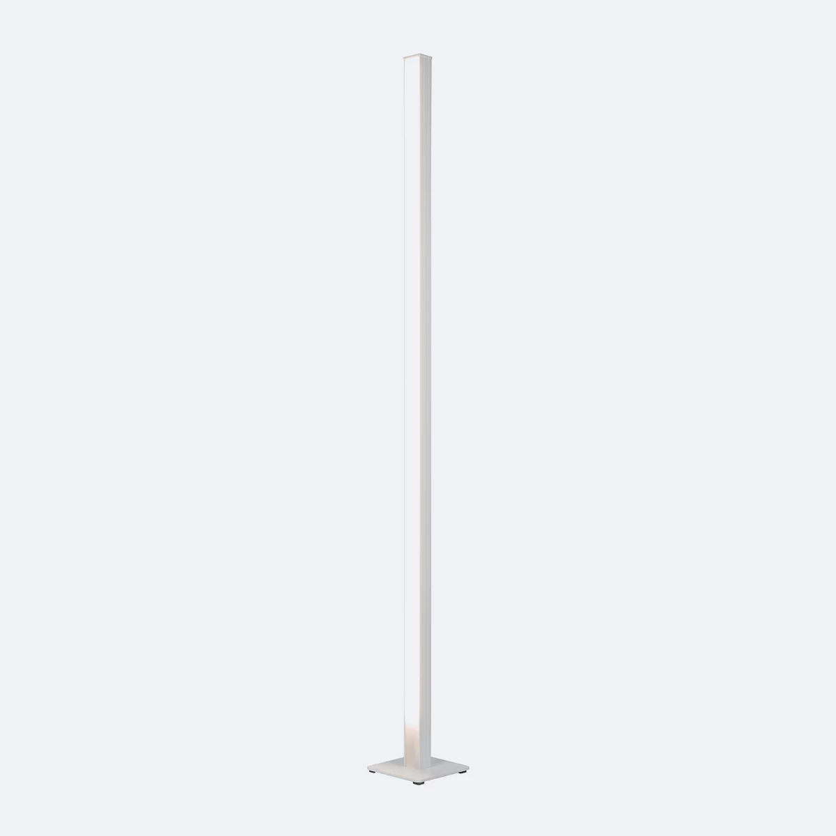 Eine schlanke, weiße Stehlampe auf quadratischem Fuß. Der lange, gerade Schaft leuchtet sanft.