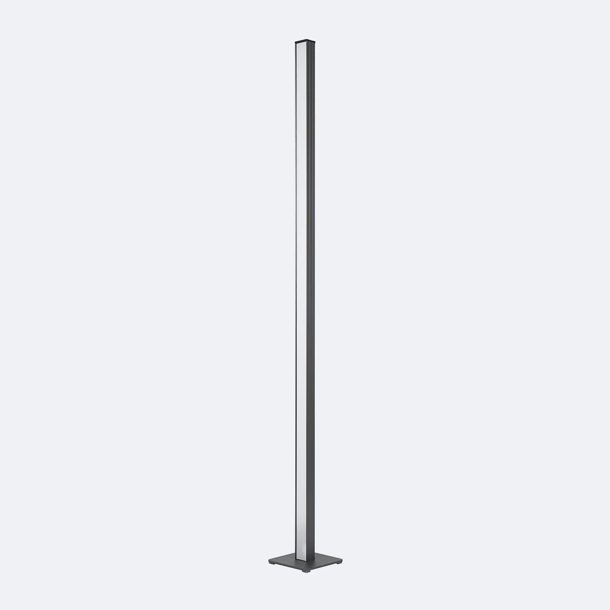 Schlanke, silberne Stehleuchte auf quadratischer Basis.