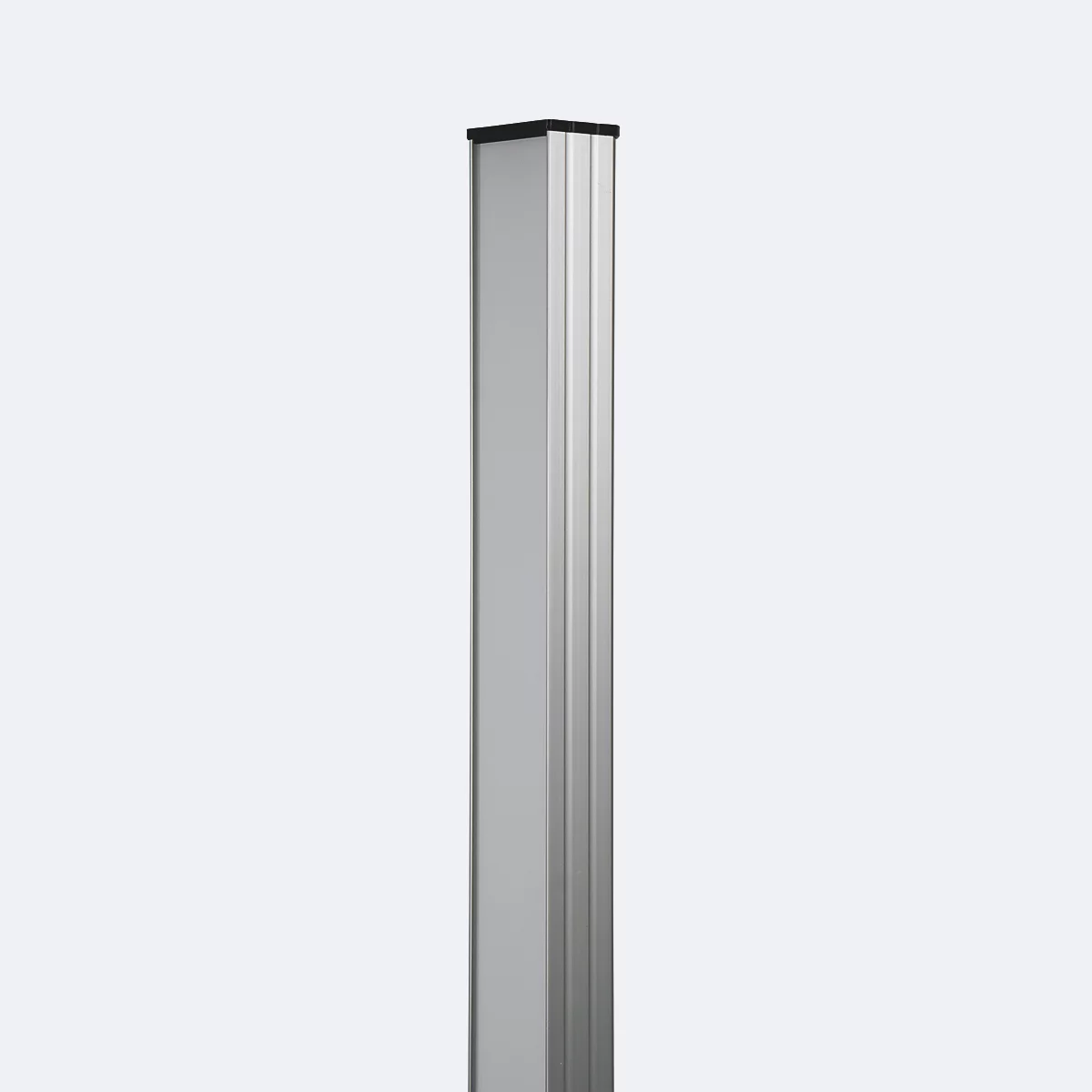 Graue, längliche Metallsäule mit schwarzem Abschluss vor hellem Hintergrund.
