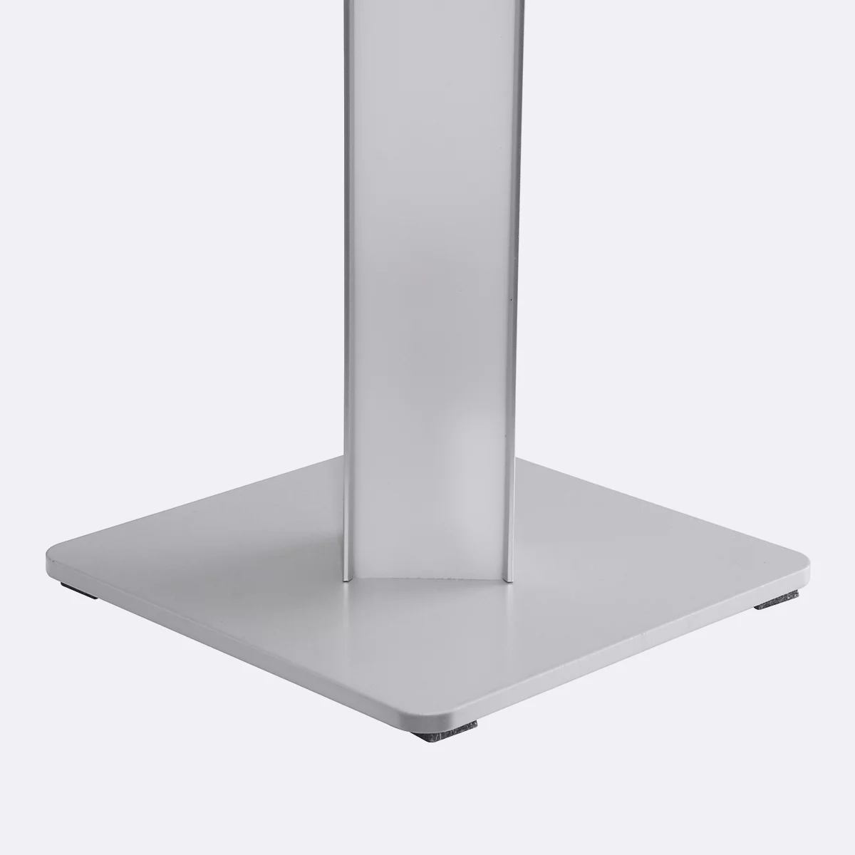 Detailaufnahme einer silberfarbenen Tischfuß-Konstruktion. Quadratische Basis mit vertikaler Säule, leichter Schatten.