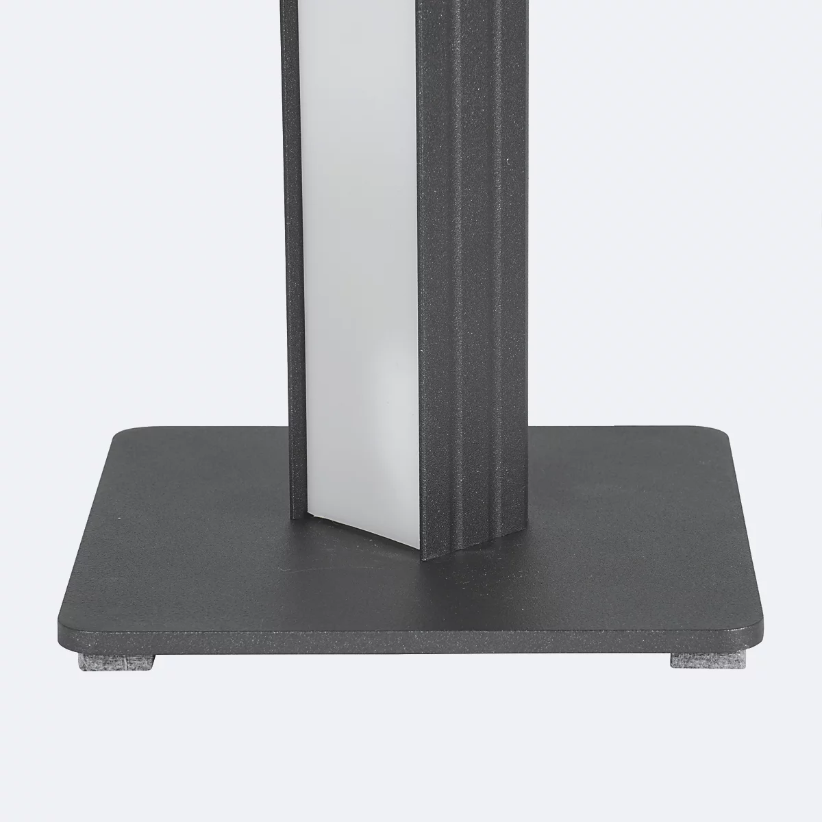 Detailaufnahme einer schwarzen Standleuchte: Sockel mit Standfuß, Säule mit weißem Leuchtbereich. Neutraler Hintergrund.