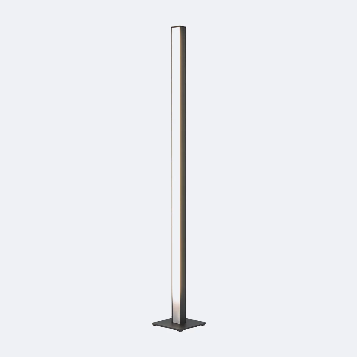 Schlanke, hohe Stehlampe auf quadratischem Sockel; Lichtband in der Mitte.