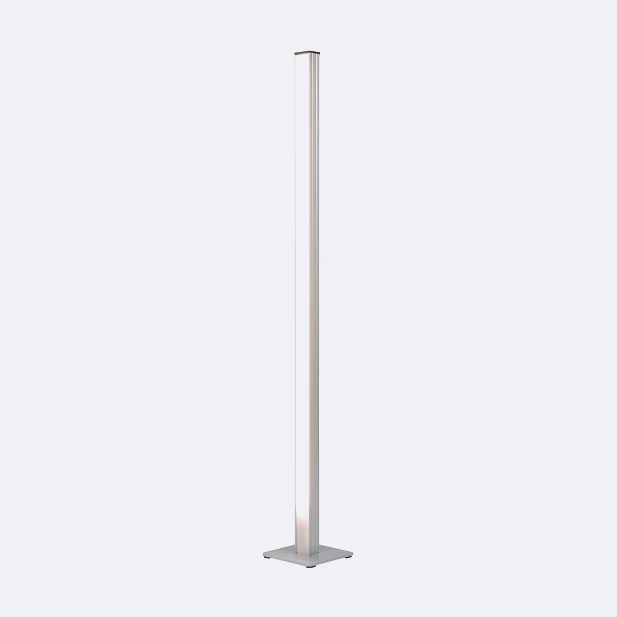 Eine schlanke, silberne Stehlampe mit quadratischem Sockel und einem leuchtenden Mittelstreifen vor hellem Hintergrund.