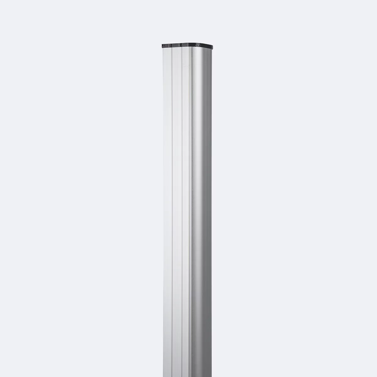 Silberne, geriffelte Säule mit schwarzer Abdeckung, vor weißem Hintergrund.