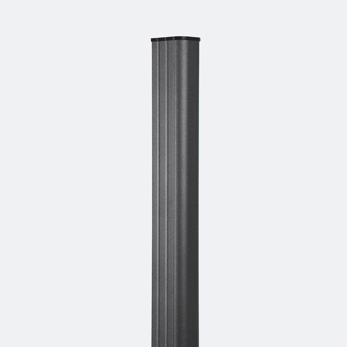 Graue, geriffelte Säule, quadratischer Abschluss, heller Hintergrund.
