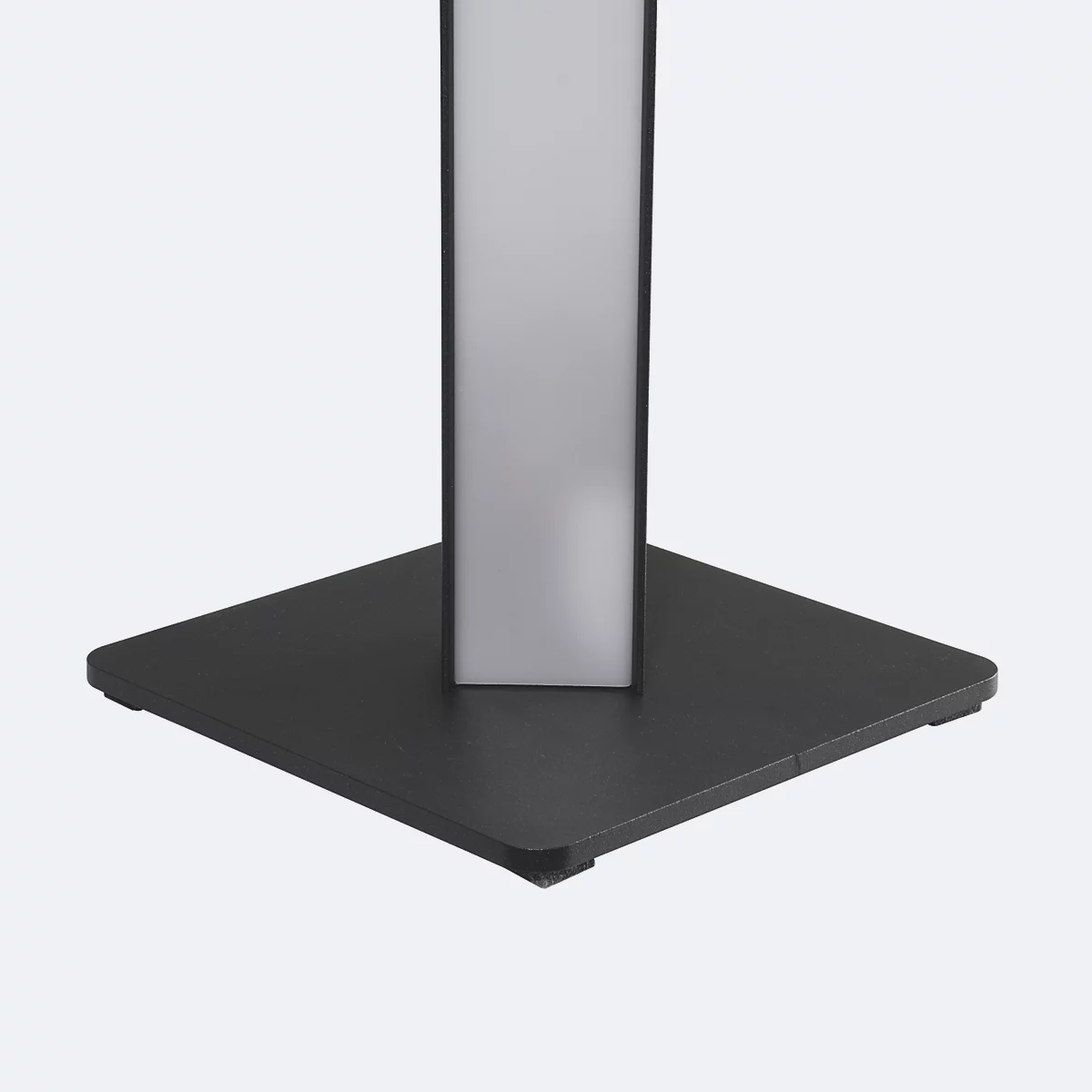 Nahaufnahme des schwarzen, quadratischen Fußes einer Stele mit einem grauen, rechteckigen Element in der Mitte.