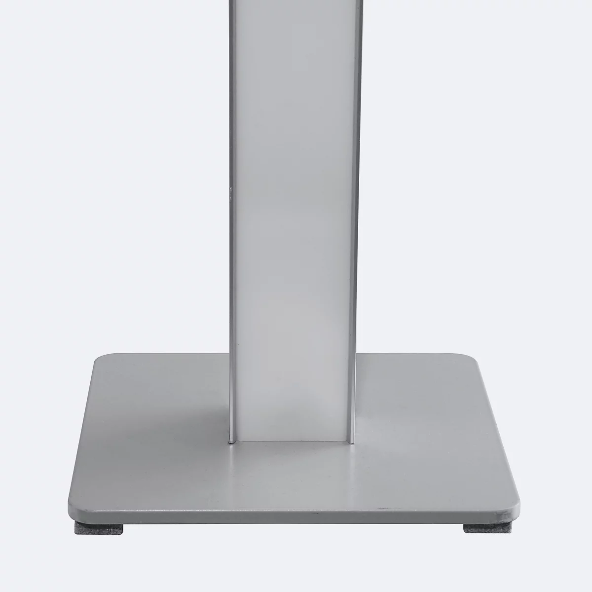 Detailaufnahme einer silbernen Säule mit quadratischer Grundplatte. Die Ecken sind abgerundet. Unten befinden sich schwarze Gummifüße.