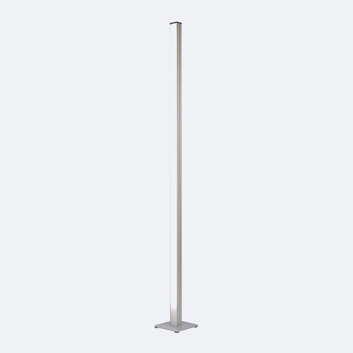 Eine schlanke Stehlampe auf quadratischem Sockel. Das Licht leuchtet vertikal nach oben.
