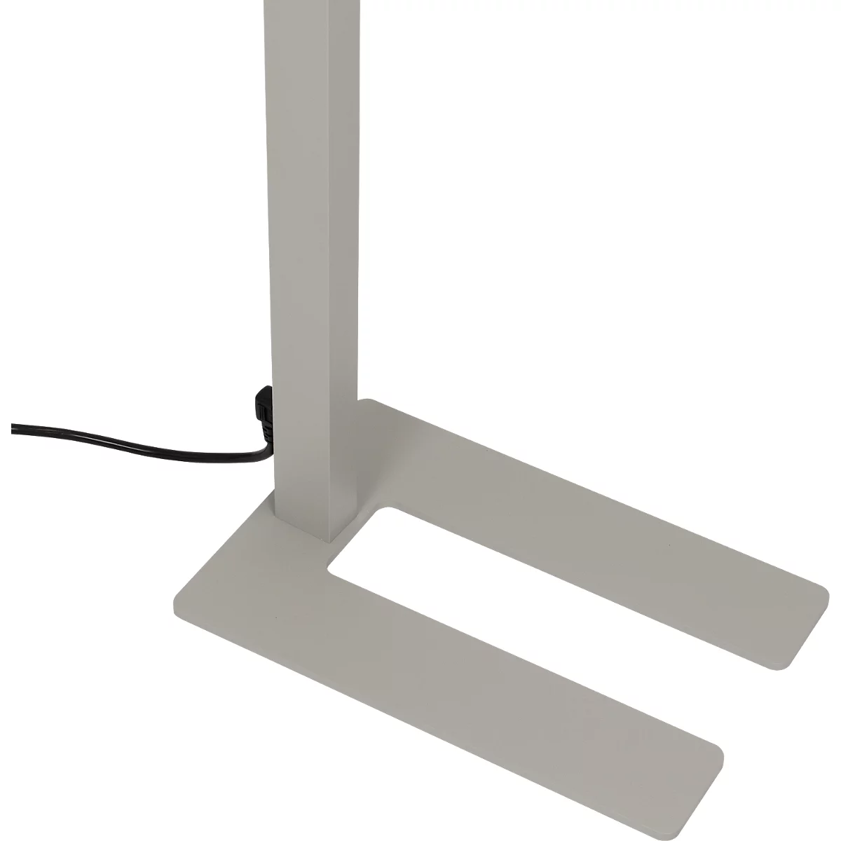 Nahaufnahme eines flachen, U-förmigen Standfußes einer Leuchte aus grauem Metall mit Stromkabel.
