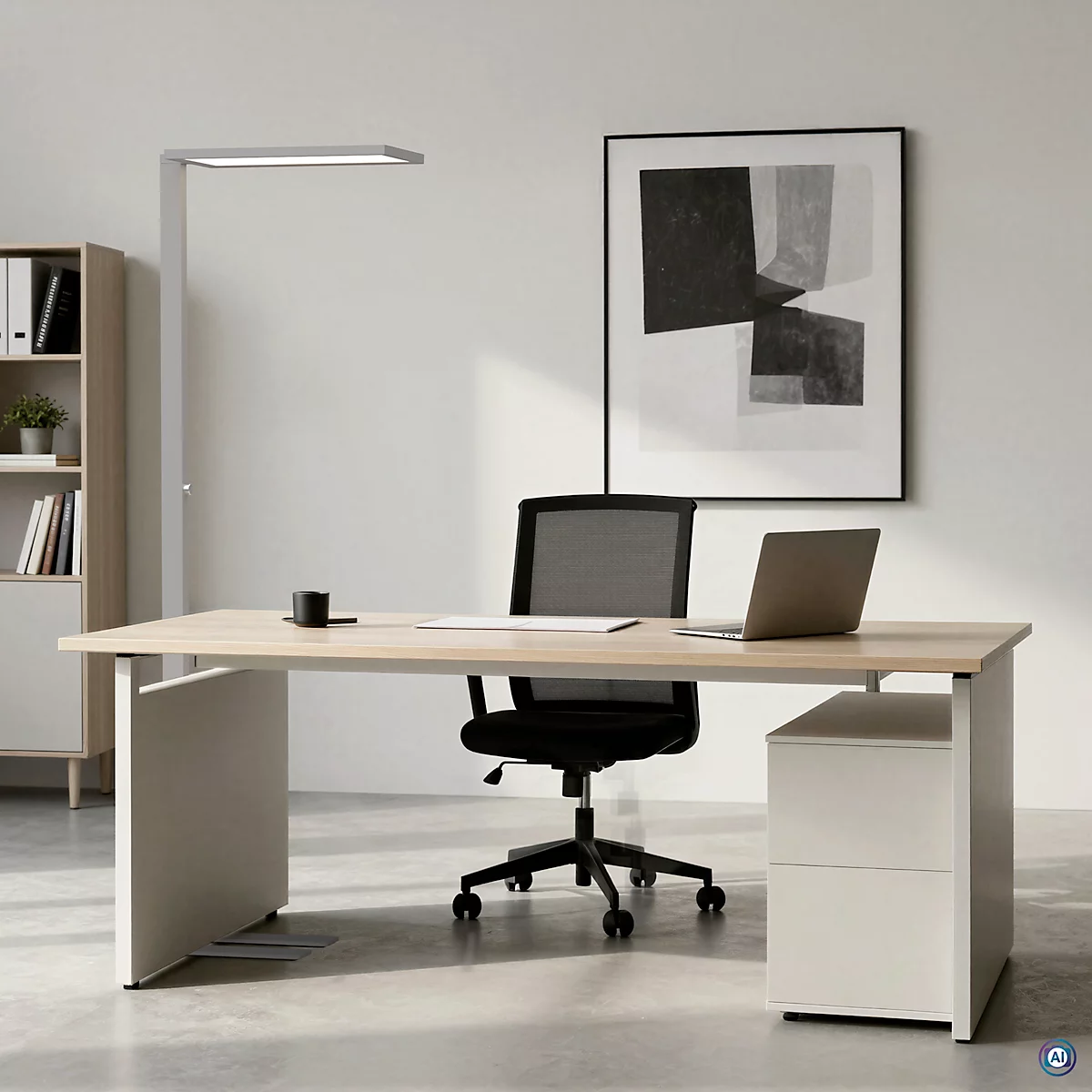Moderner Schreibtisch mit hellem Holz, schwarzem Bürostuhl und Stehlampe in einem minimalistischen Büro.