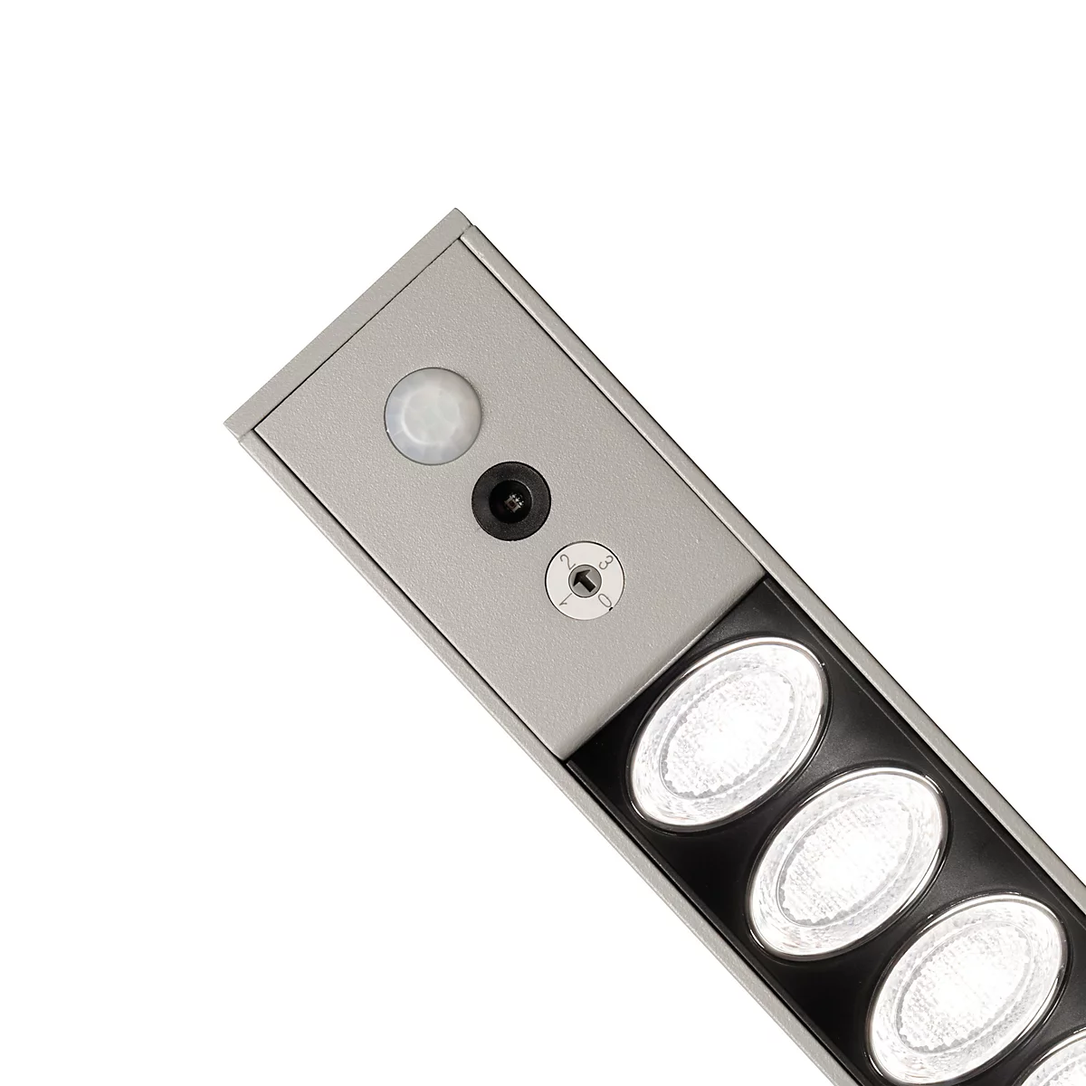 Detailansicht einer silbernen LED-Lichtleiste mit integriertem Bewegungsmelder und schwarzem Reflektor.