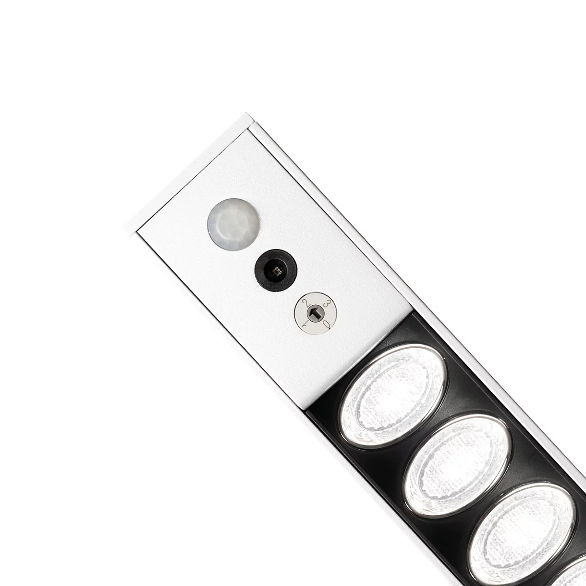 Schwarze L-förmige Leuchte im Vergleich: ausgeschaltet und eingeschaltet mit hellem Lichtschein.
