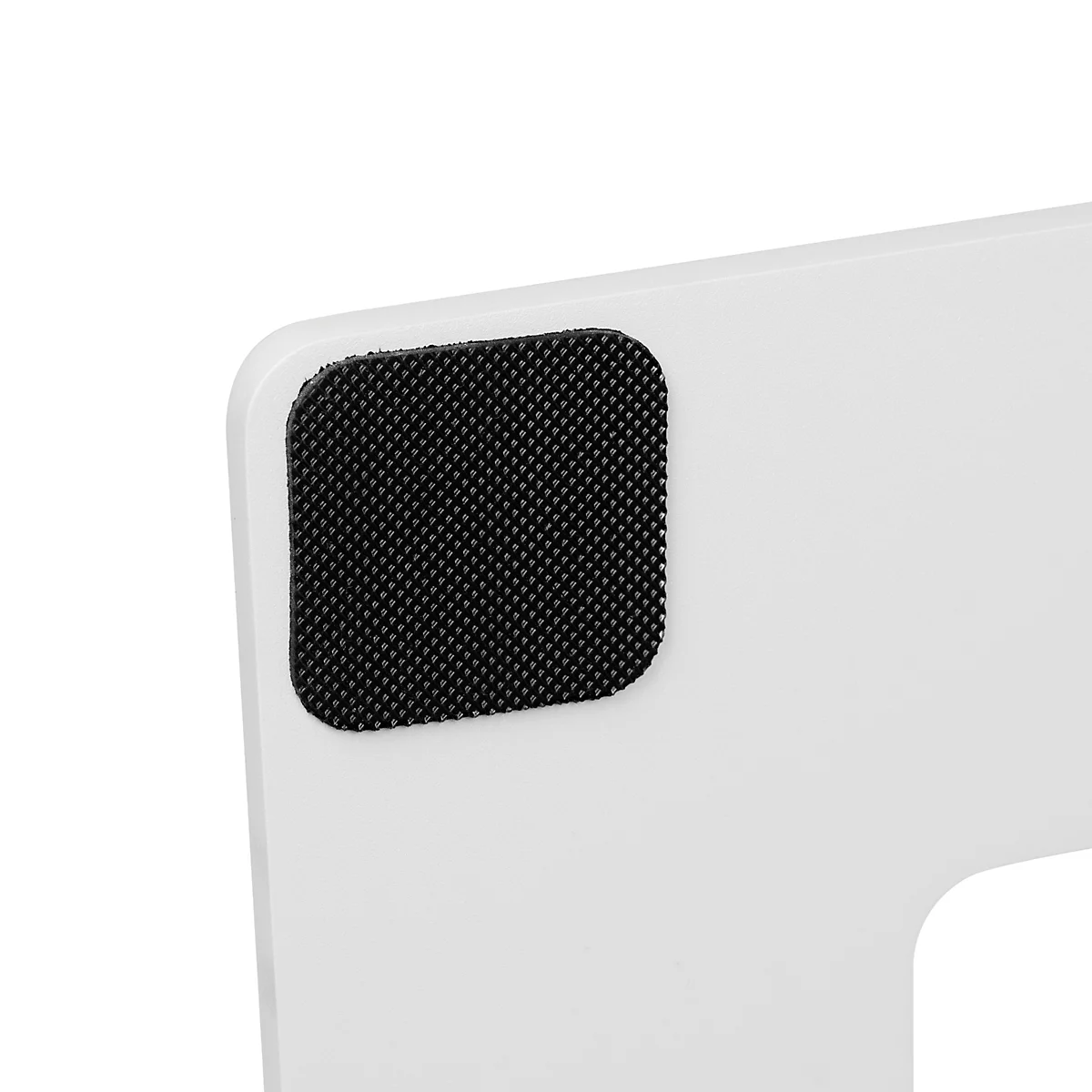 Nahaufnahme eines schwarzen, strukturierten Anti-Rutsch-Pads auf einer glatten, weißen Oberfläche.