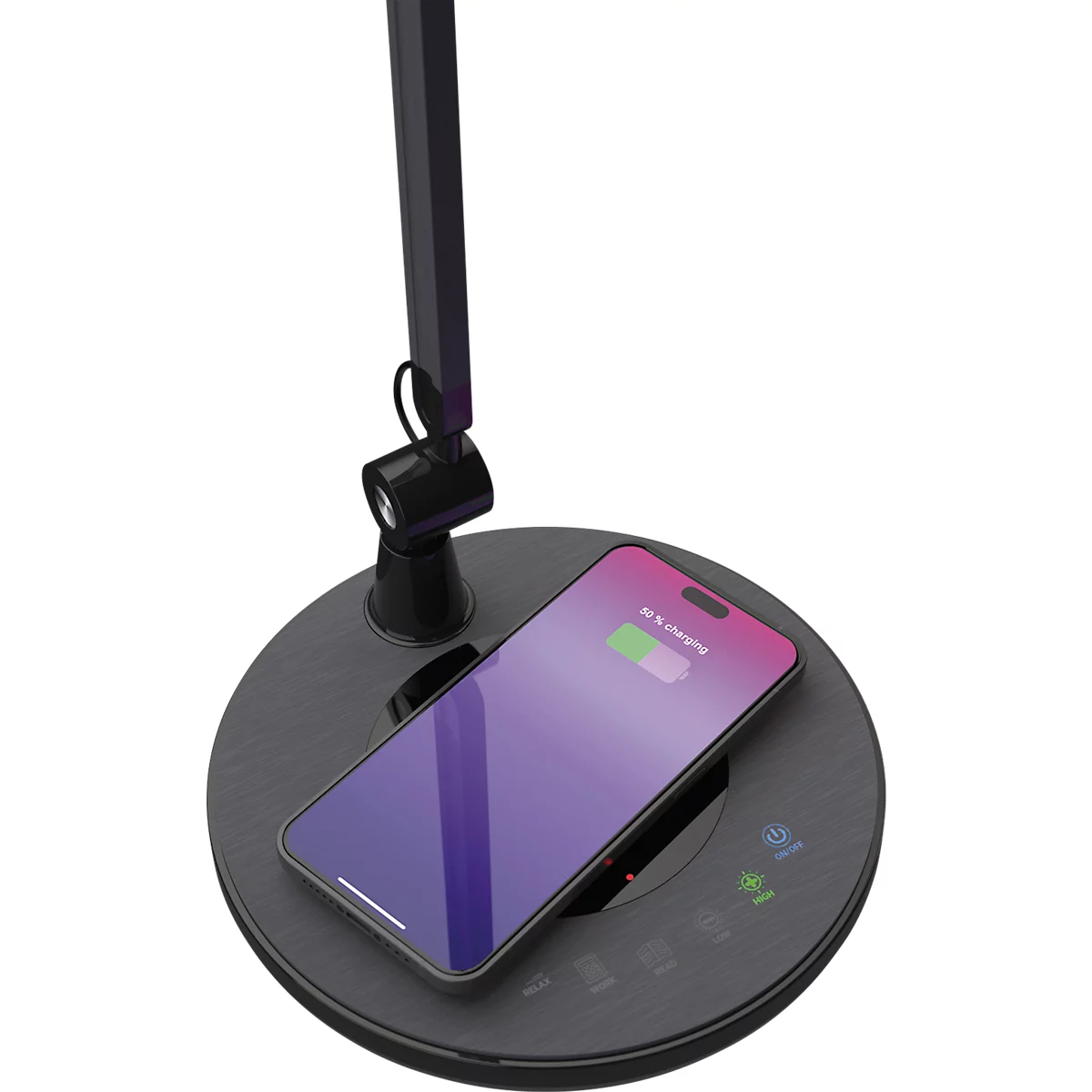 Schwarze Schreibtischlampe mit kabelloser Ladefunktion, auf der ein Smartphone geladen wird.