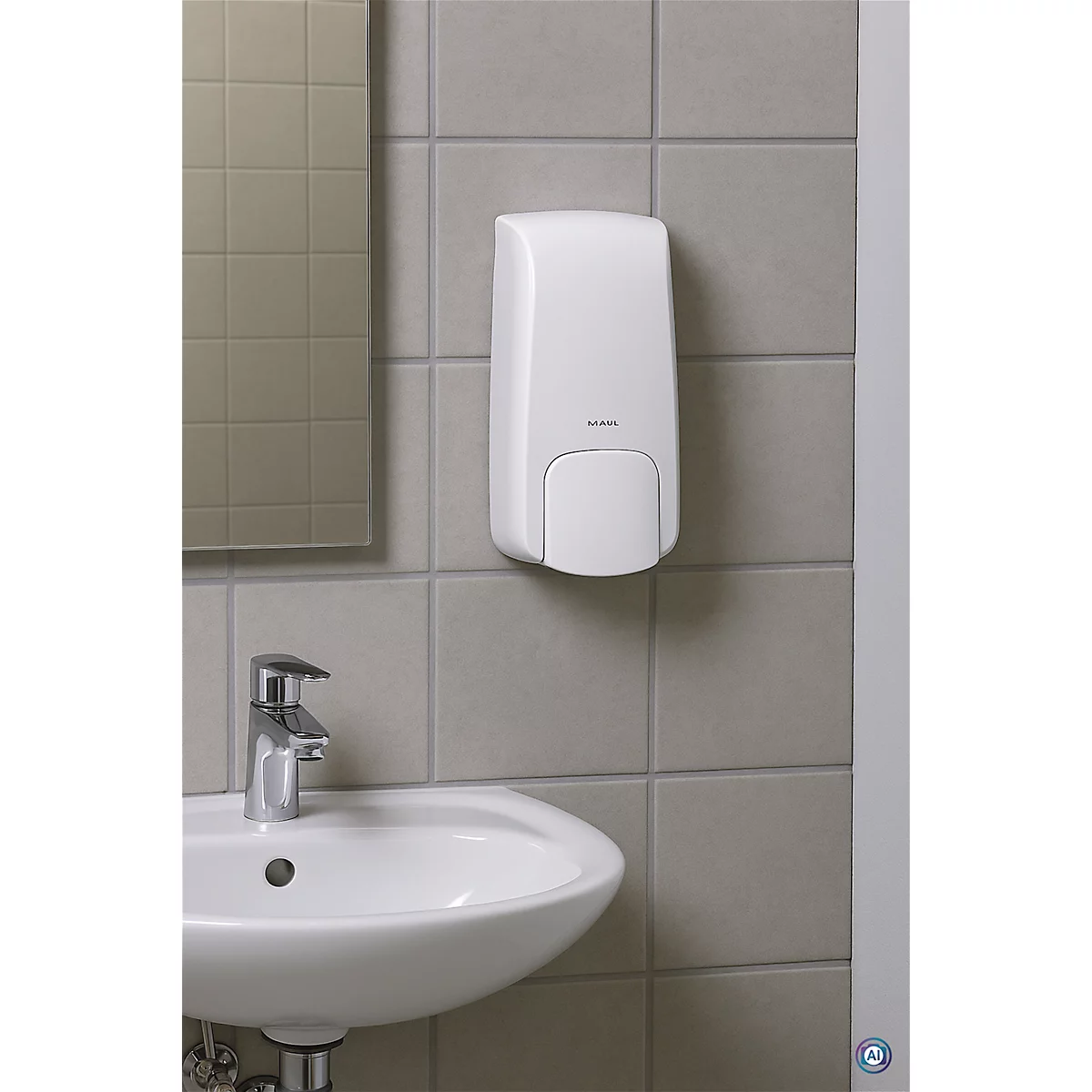 Weißer Seifenspender an einer hellgrauen, gefliesten Wand. Darunter ein Waschbecken mit Chromarmatur.