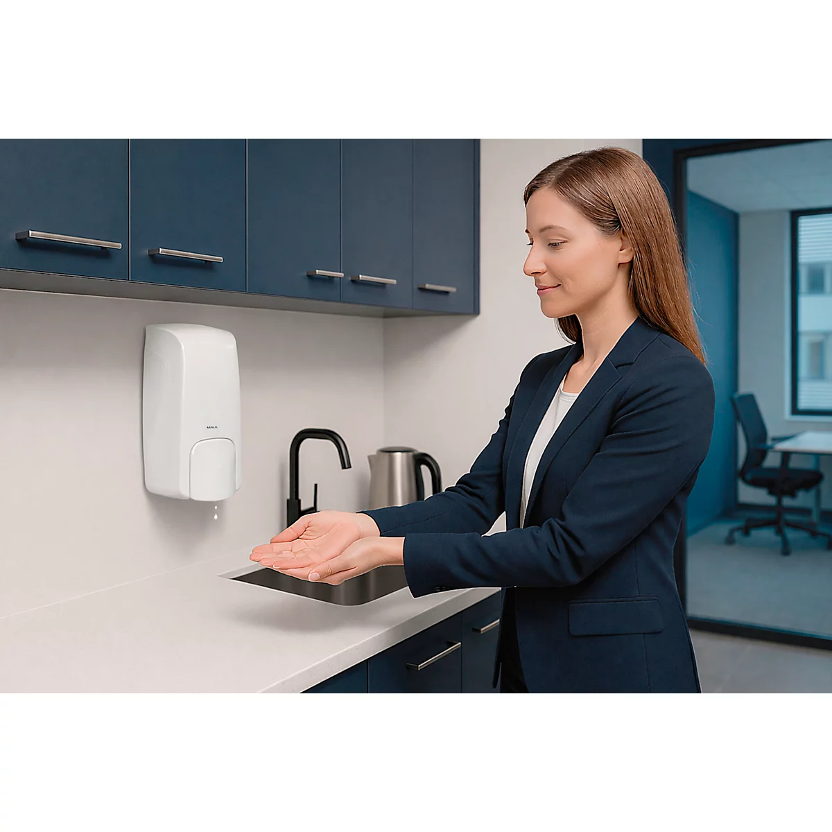 Frau in blauem Blazer, wäscht sich die Hände. Über dem Waschbecken ein weißer Seifenspender.
