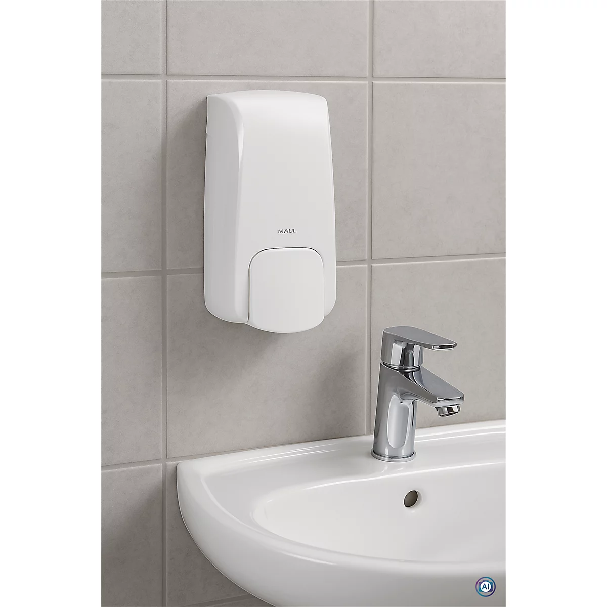 Witte zeepdispenser op grijze tegels naast een wastafel met kraan.
