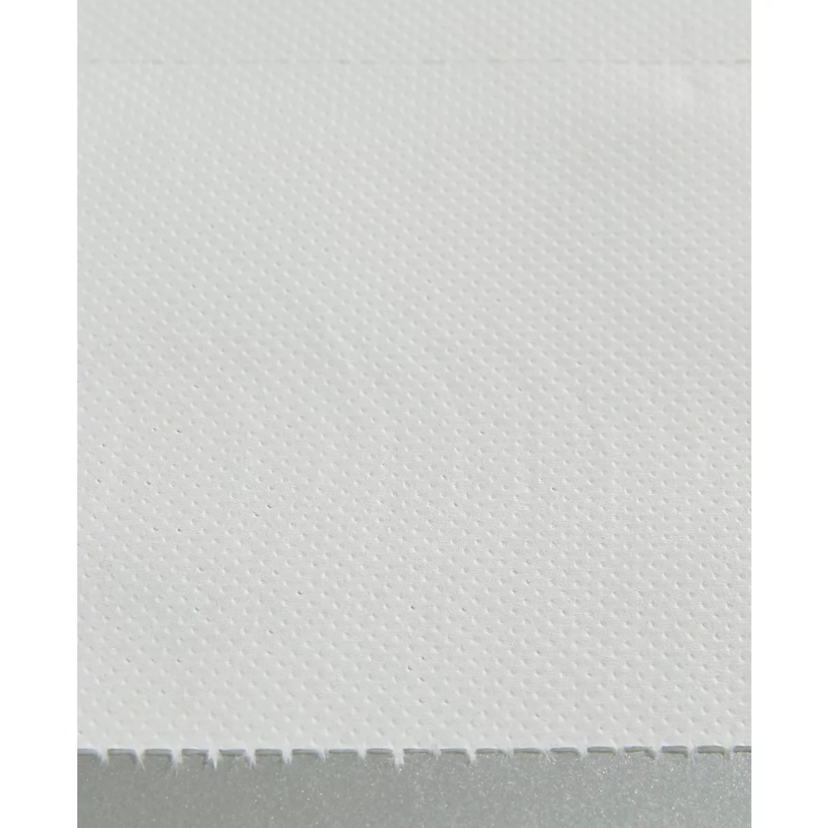 Close-up van een witte textuur met kleine, uniforme bultjes en een geperforeerde lijn bovenaan en onderaan.