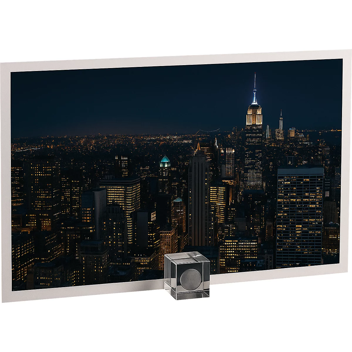 Draufsicht auf New York bei Nacht. Ein Glasblock steht davor.