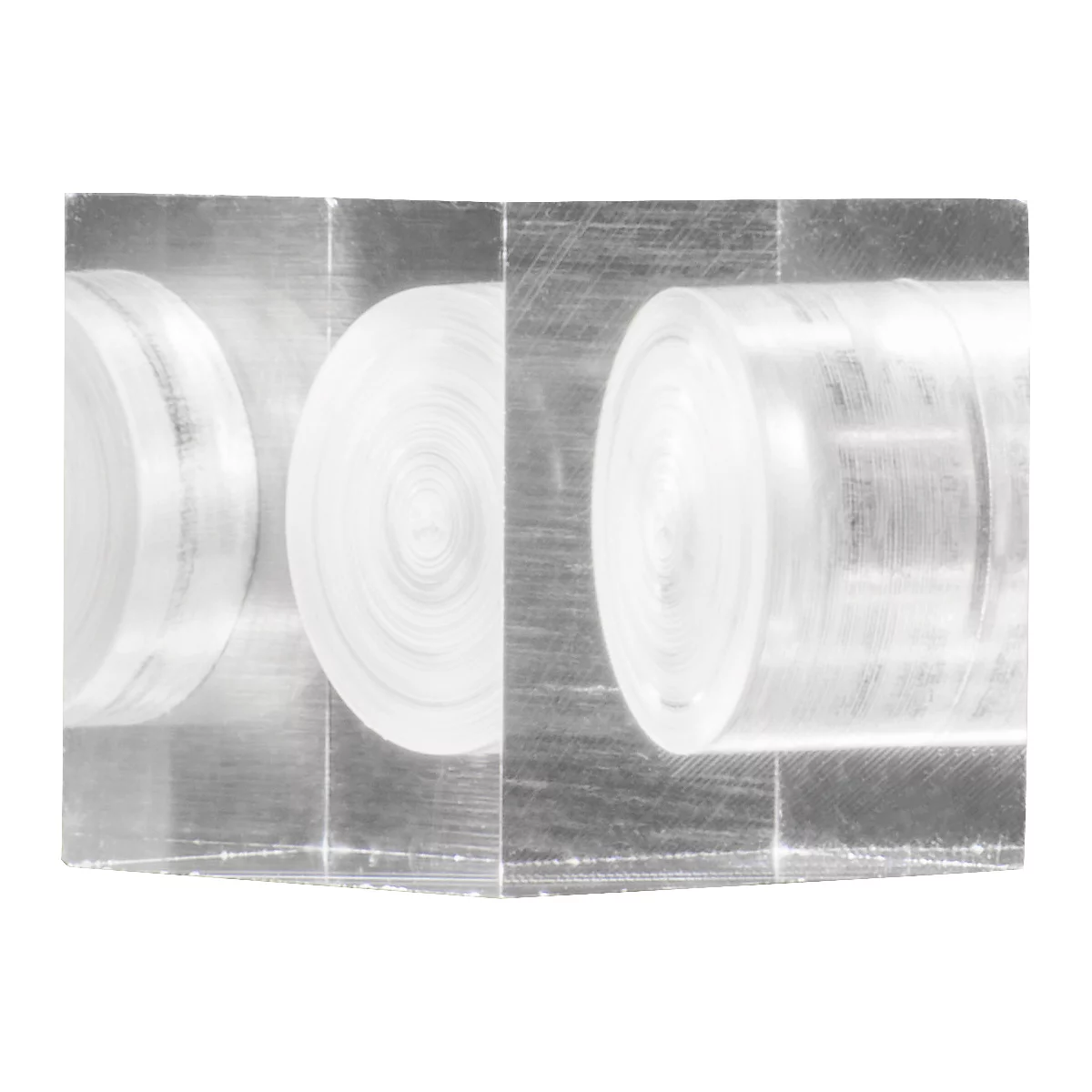 Close-up van een grijze metalen structuur bestaande uit verschillende cilindrische elementen.