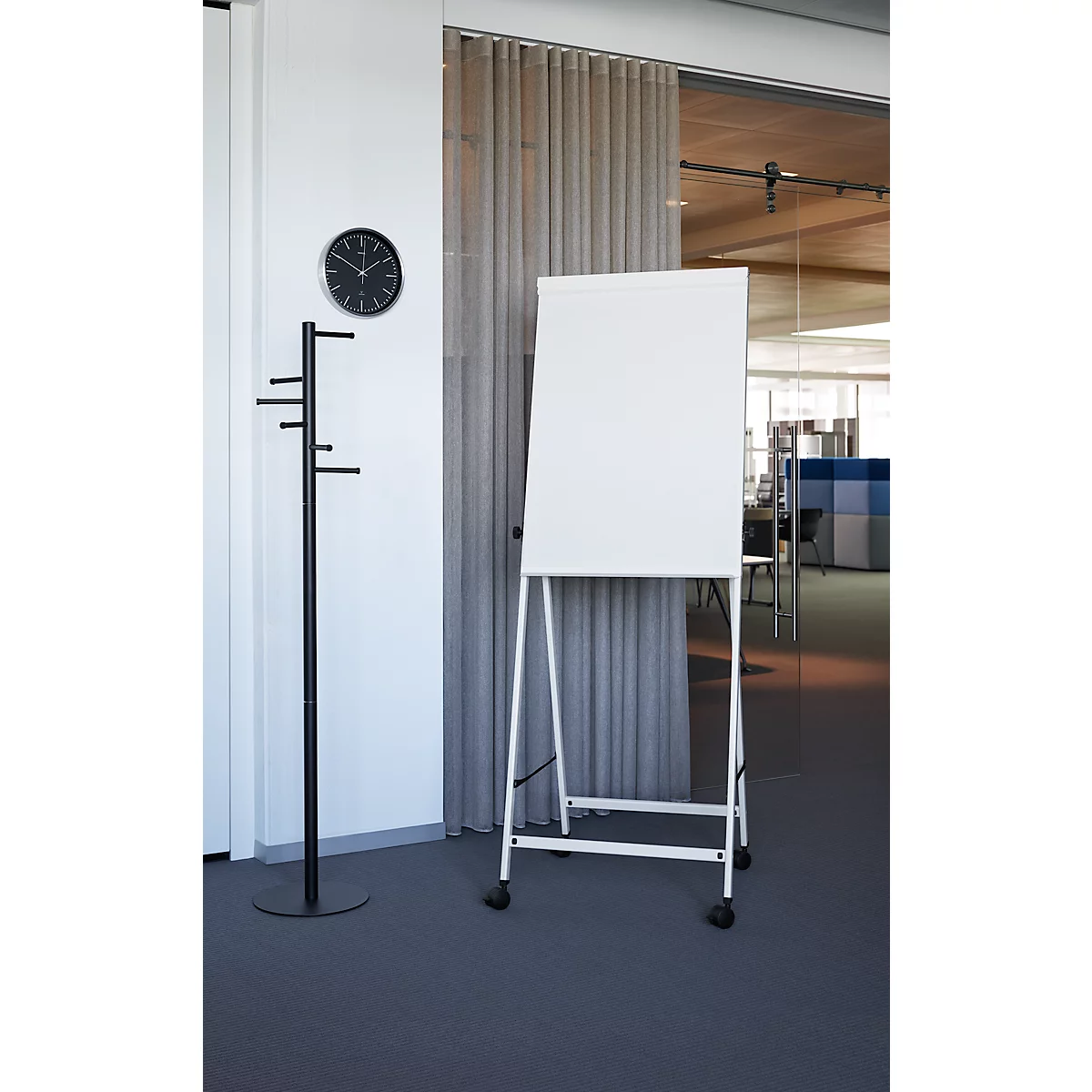 MAUL office flipchart, bord B 70 x H 100 mm, incl. plateau, traploos in hoogte verstelbaar, vierpootsbodem, vastzetbare dubbele zwenkwielen, wit