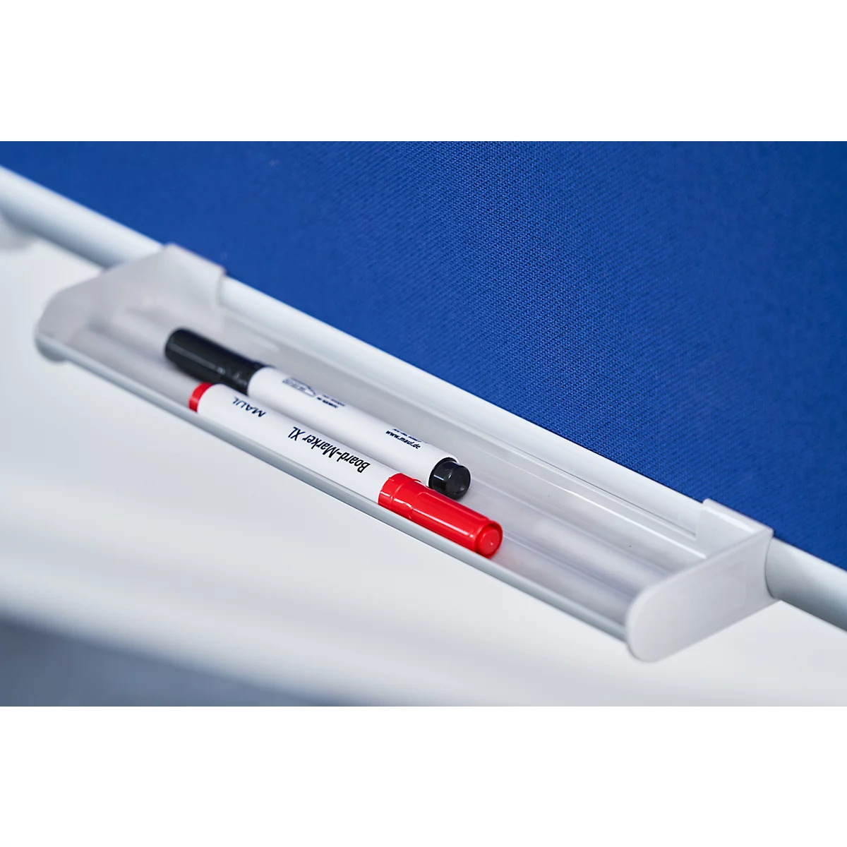 Two felt-tip pens in a white tray against a blue background. One pen is red, the other black.