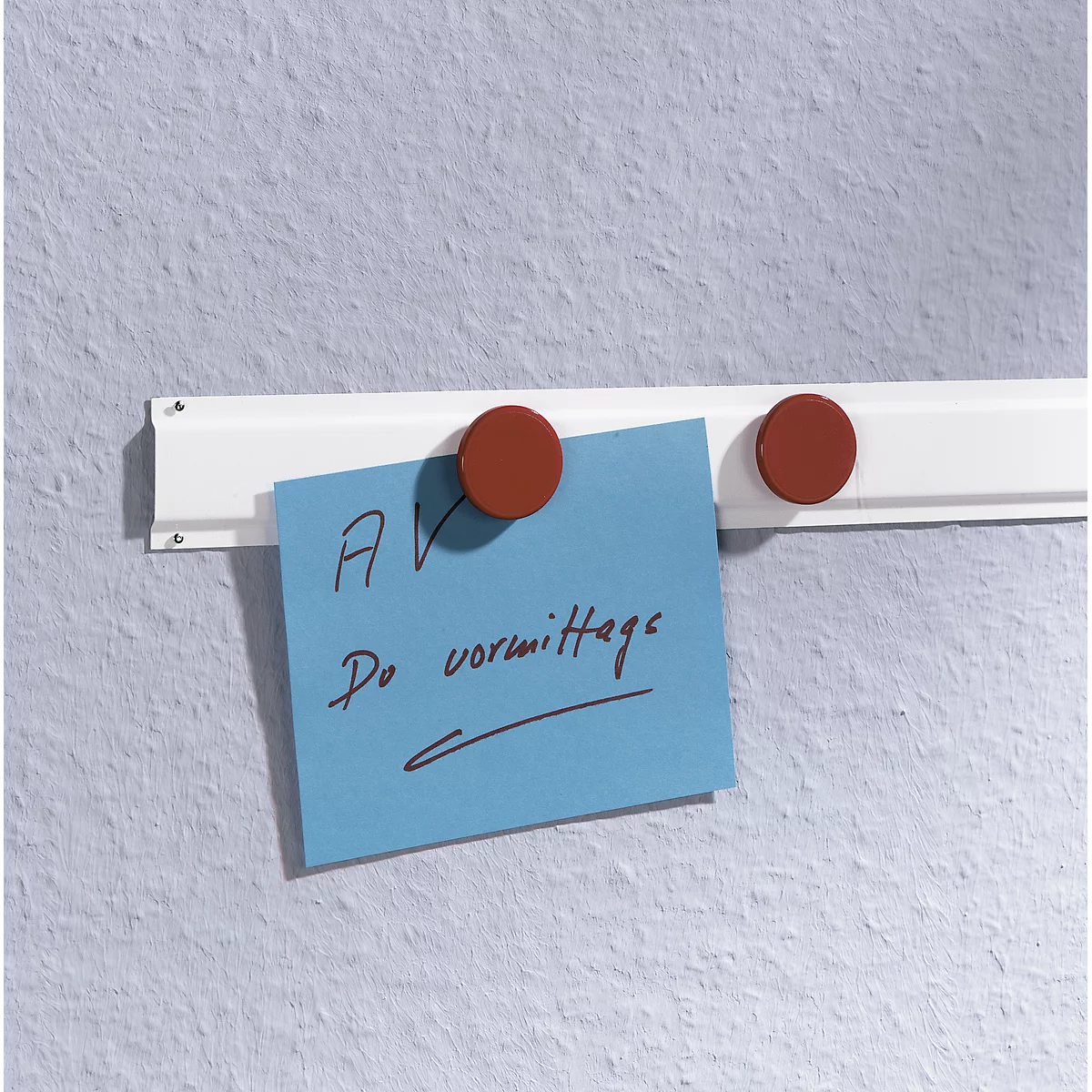 Blue memo on white magnetic strip. The memo says "AV Do vormittags".