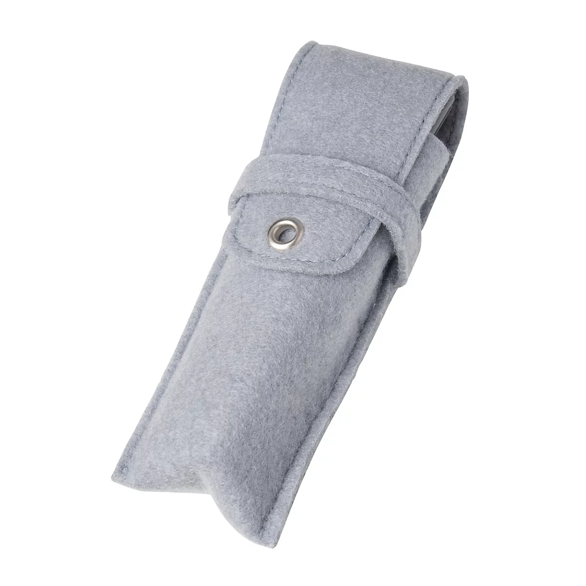 Lichtgrijs etui van vilt met een klep en een zilverkleurig metalen oogje als sluiting tegen een witte achtergrond.