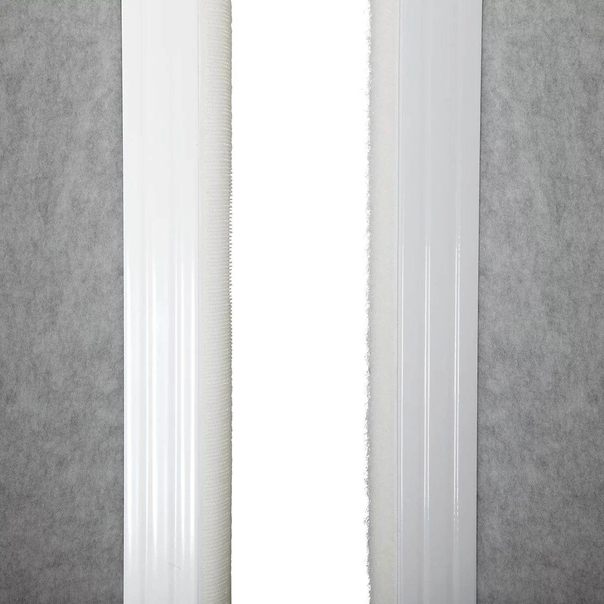 MAUL Stellwandsystem MAULconnecto Uplight, 3 x Akustikvlies hell, LED-Leuchte mit 2500 lm & 4000 K, Klettverbindung, Standfuß, H 1800 x B 1000 mm, weiß