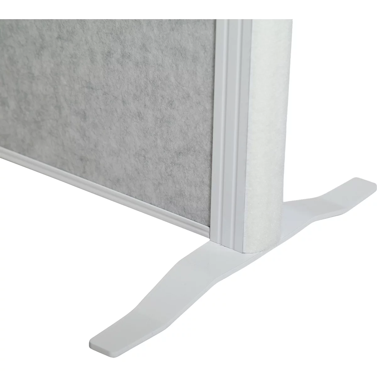 Gros plan d'une cloison blanche avec une surface en feutre gris et un pied blanc. La forme du pied ressemble à une aile stylisée.