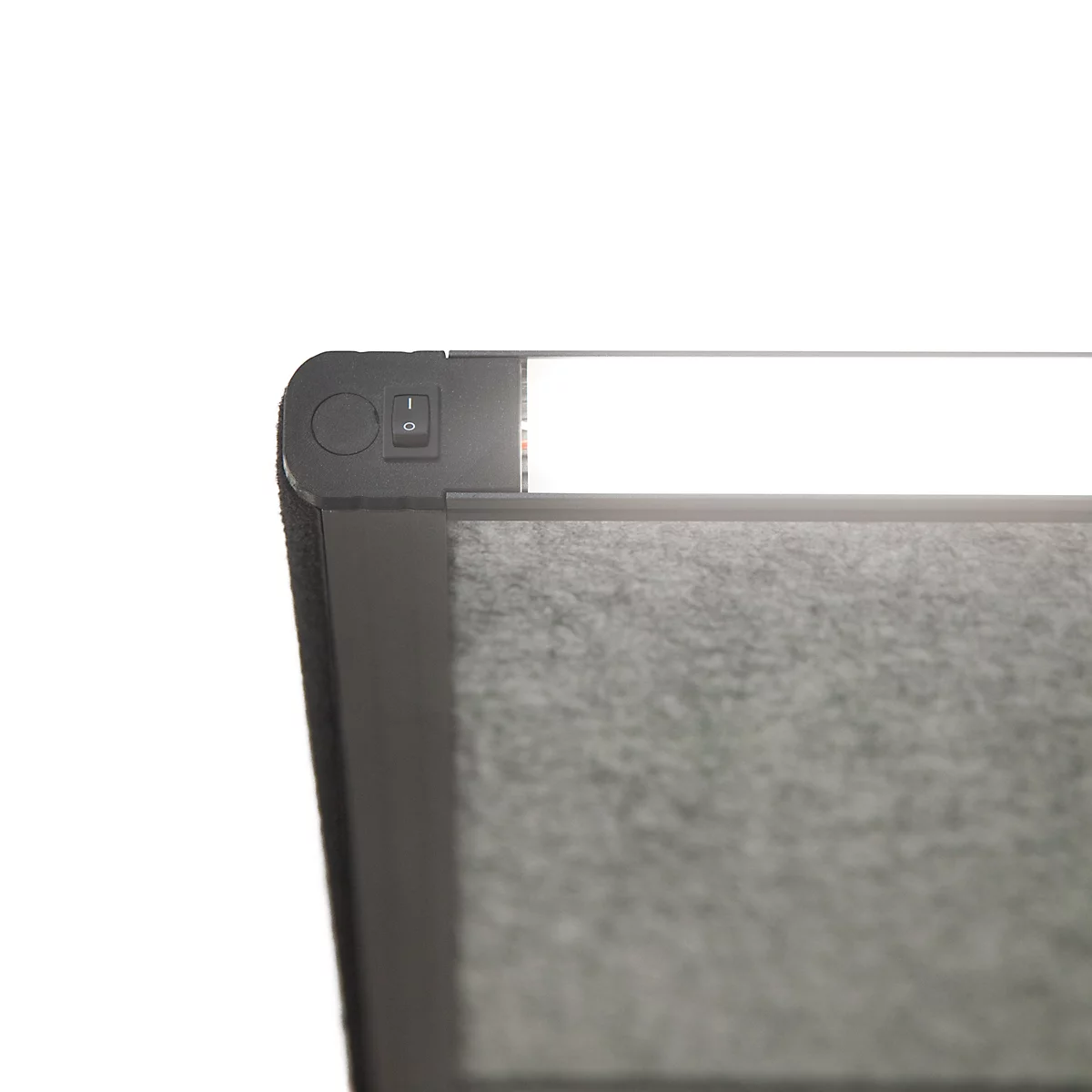 Gros plan sur un coin d'un objet rectangulaire avec une bande lumineuse en haut et un petit interrupteur.