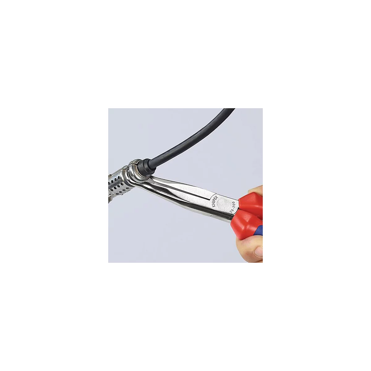 Close-up van een tang die een kabel vasthoudt. Rode en blauwe handvatten, zilveren tangkop, zwarte kabel.