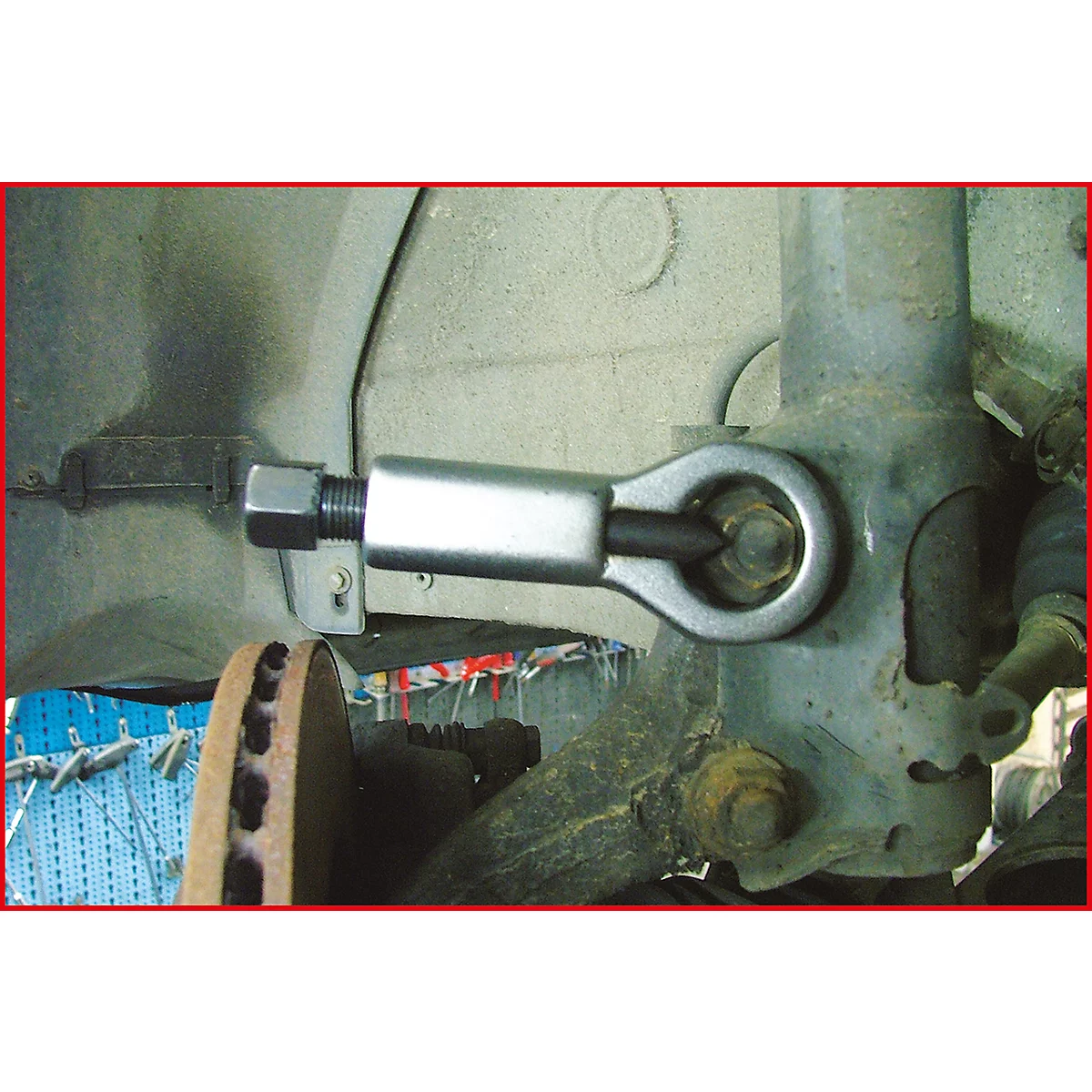 Werkzeug an einem Autoteil. Metallschrauben und -muttern.