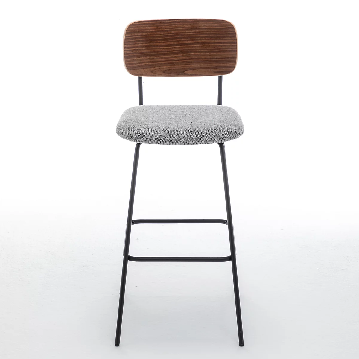 Hellgrauer Barhocker im Profil. Schwarzes Metallgestell, gepolsterter Sitz und Rücken aus Holz.