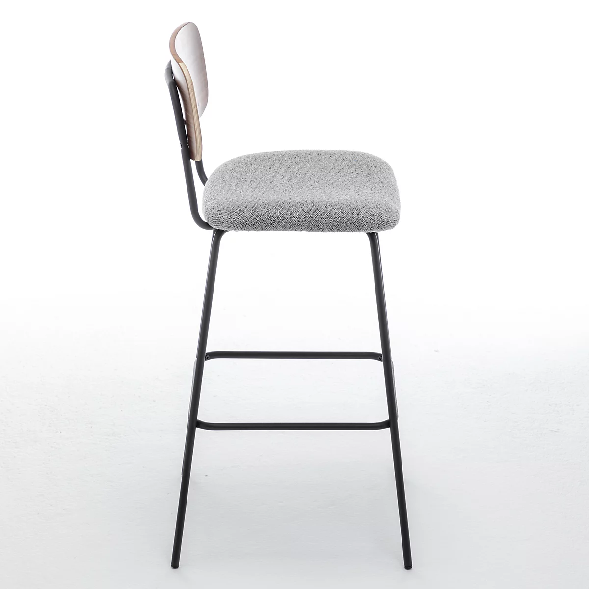 Ein Barhocker mit grauem Sitz und Holzlehne vor weißem Hintergrund. Schwarzes Metallgestell.