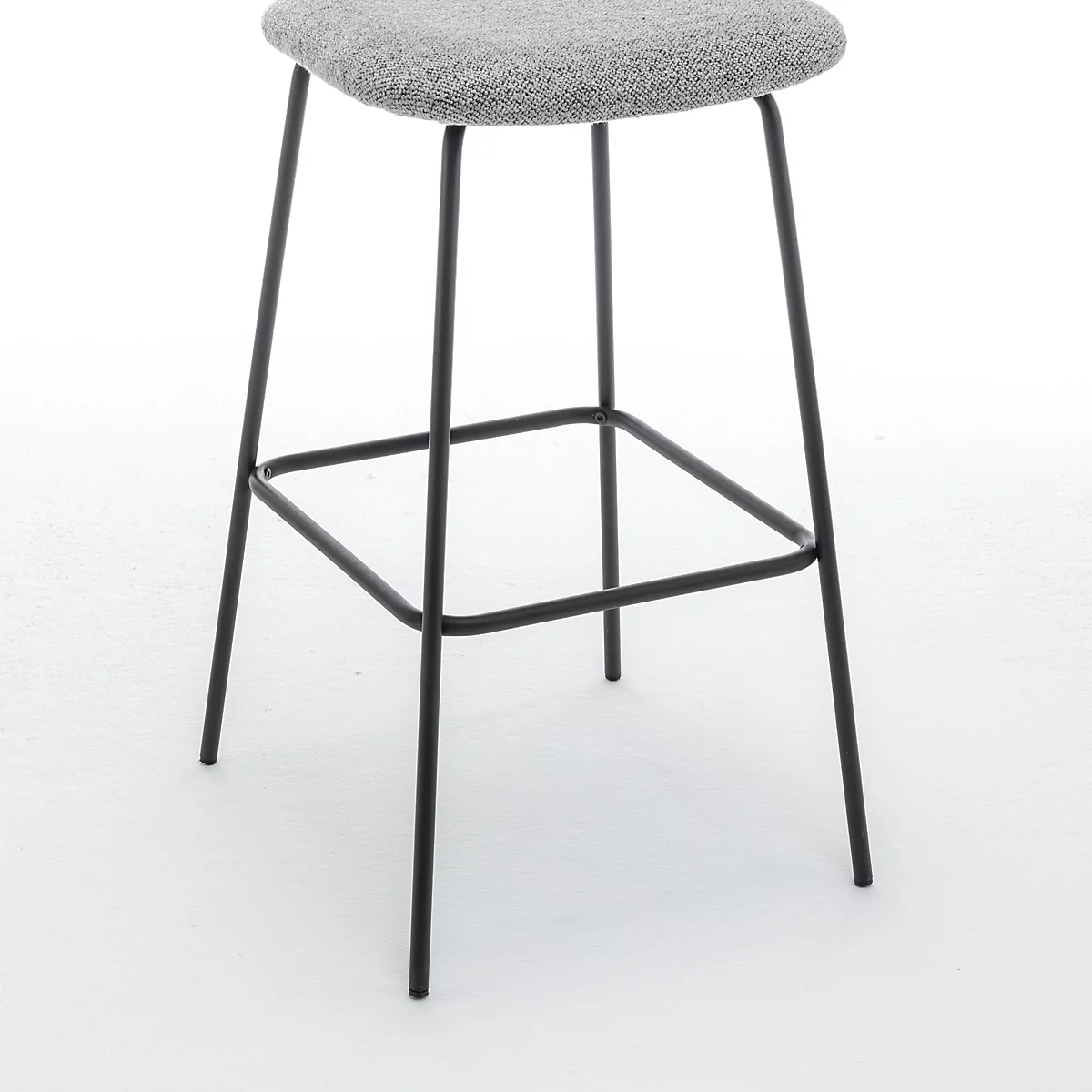 Ein Barhocker von hinten: Holzlehne, grauer Sitz, schwarzes Metallgestell. Auf weißem Hintergrund.