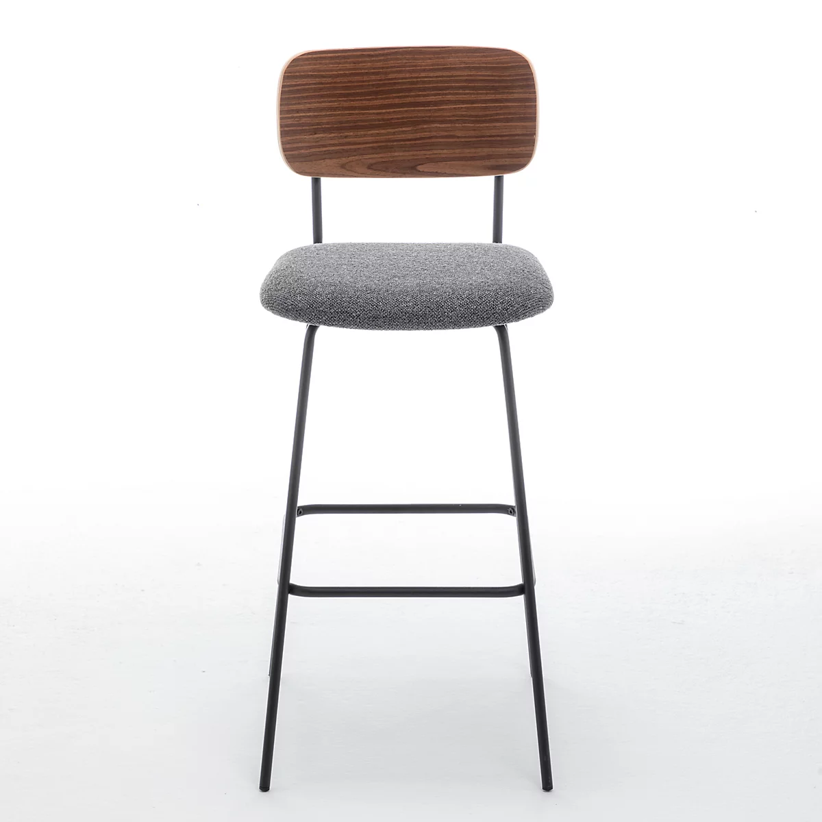 Detailaufnahme eines Stuhlrückens. Holzlehne, grauer Stoff und dunkles Metall bilden einen modernen Look.