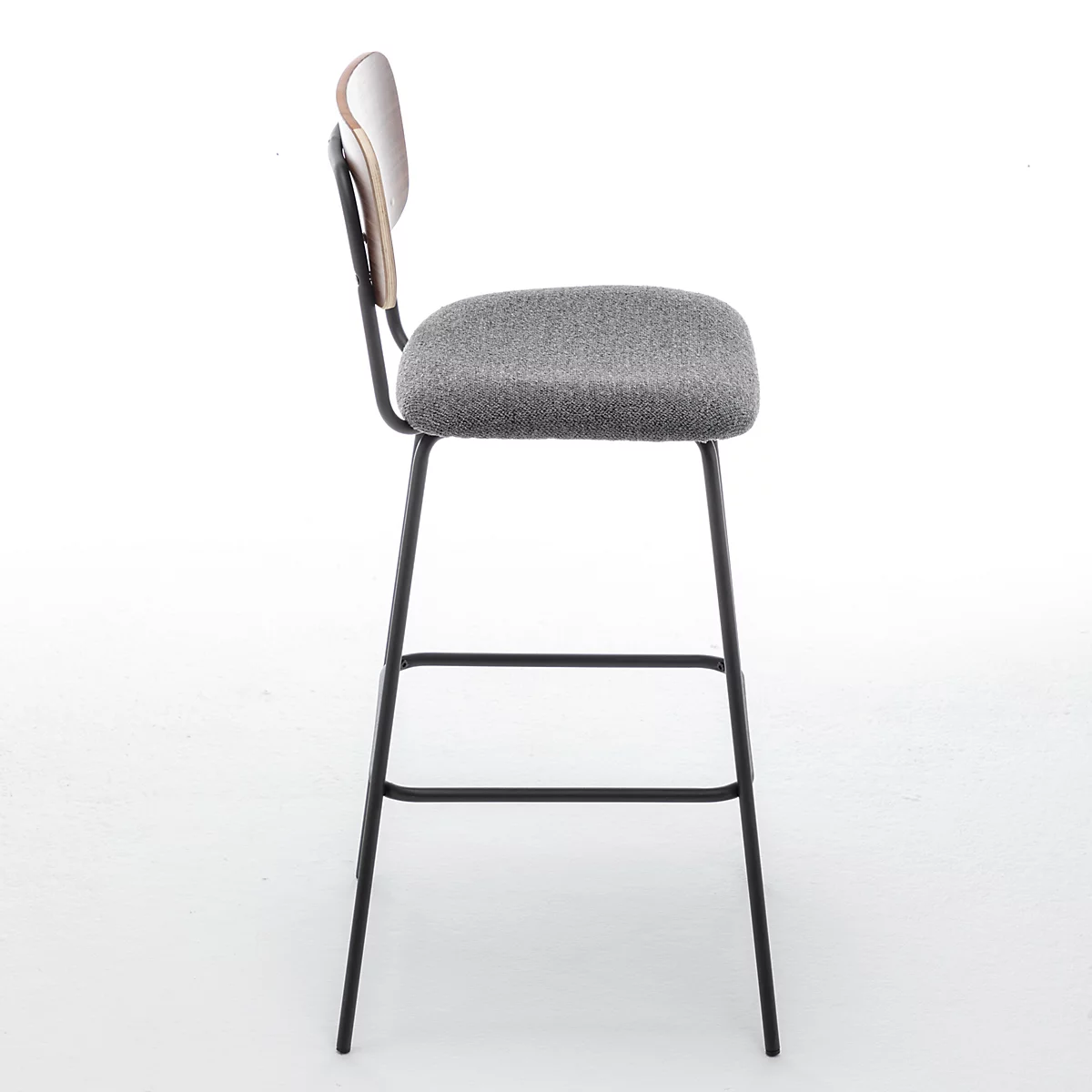 Ein Barhocker vor weißem Hintergrund. Der Stuhl hat einen grauen Sitz und eine hölzerne Rückenlehne.