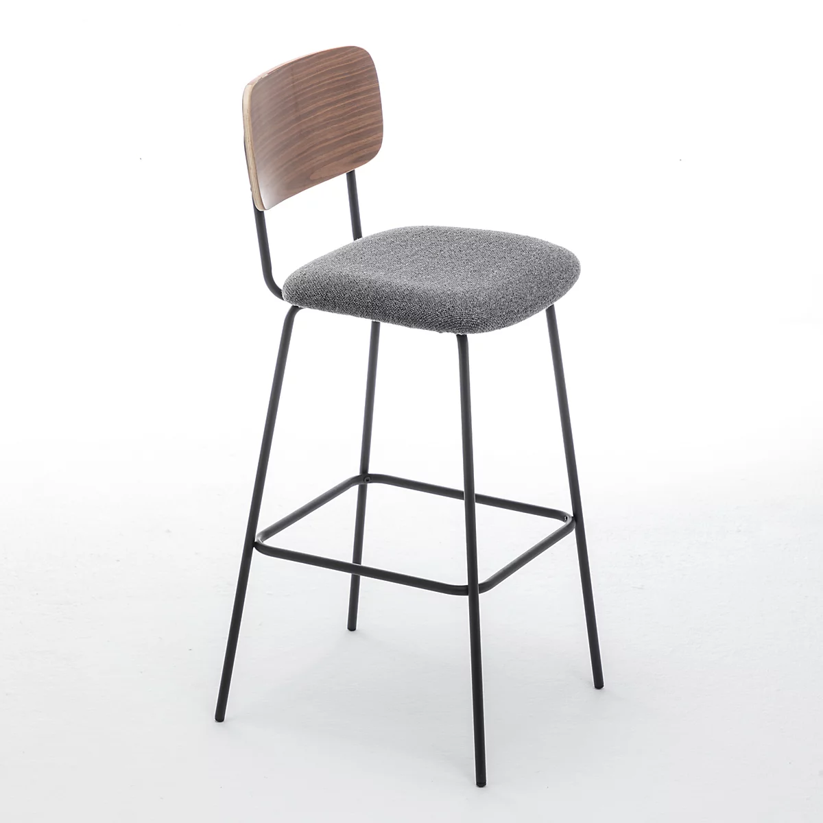 Ein Barhocker mit grauem Sitz und Holzlehne vor weißem Hintergrund.