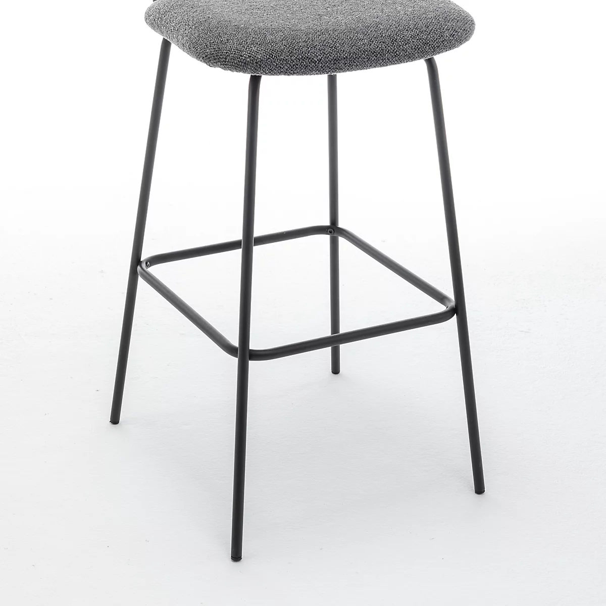 Hochhocker mit Holzlehne und grauem Sitz, schwarzes Metallgestell auf weißem Hintergrund.