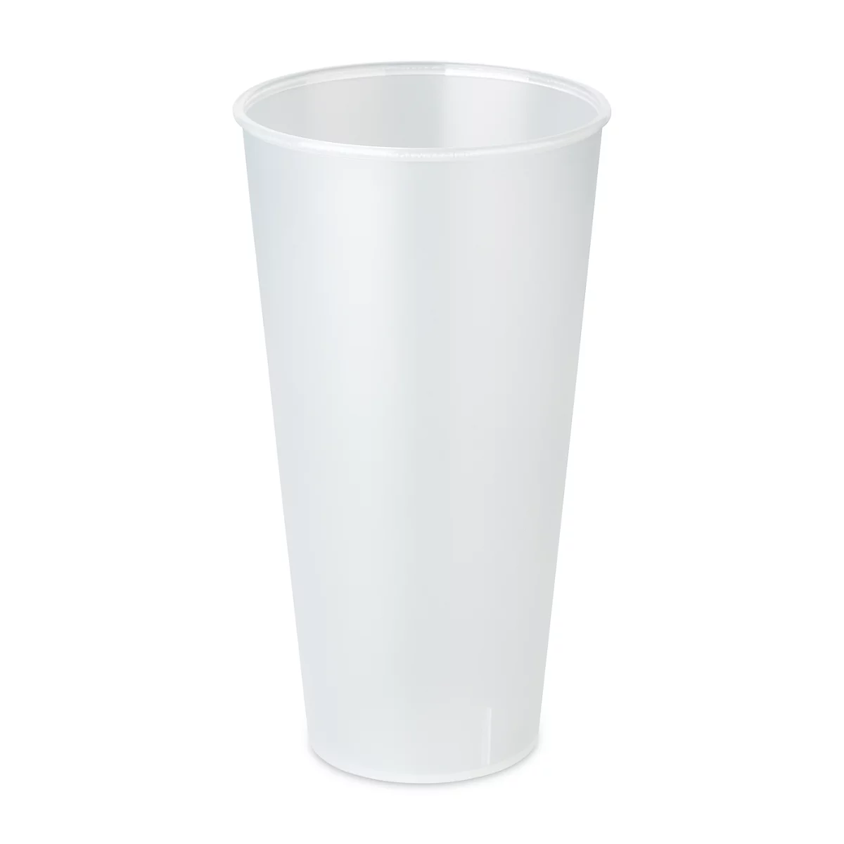 Een lange, doorschijnende plastic beker staat tegen een witte achtergrond.