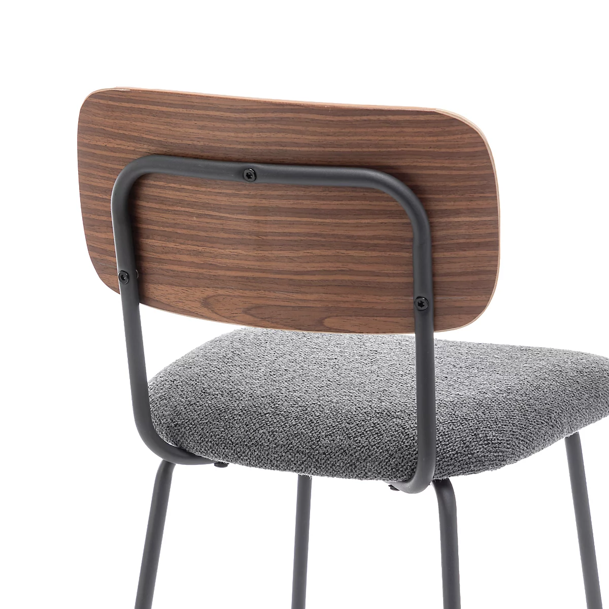 Een barkruk van achteren gezien, met houten rugleuning, grijze zitting en zwart metalen frame.