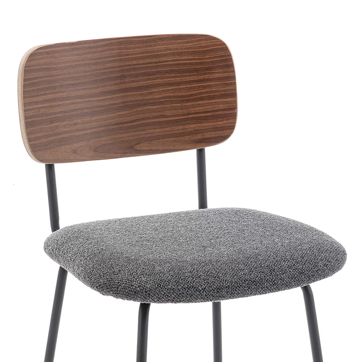 Detailopname van een stoel. Houten rugleuning, grijze zitting, zwart frame. De stoel staat tegen een witte achtergrond.