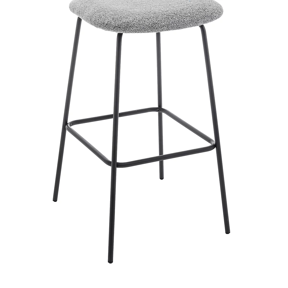 Een barkruk met grijze zitting en houten rugleuning tegen een witte achtergrond. Zwart metalen frame.