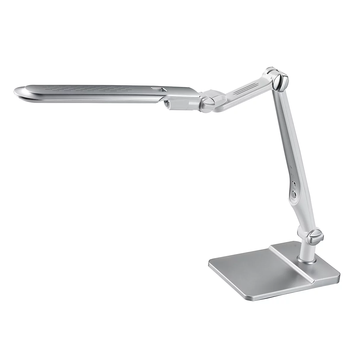 Eine silberfarbene Schreibtischlampe mit rechteckigem Lampenkopf. Die Lampe ist verstellbar und steht auf einem quadratischen Sockel.