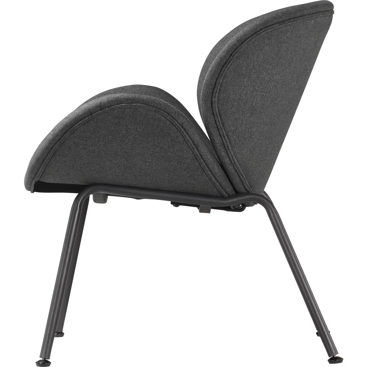 Dunkelgrauer Sessel, seitliche Ansicht. Sitzfläche und Lehne aus Stoff. Beine aus Metall, minimalistisch.