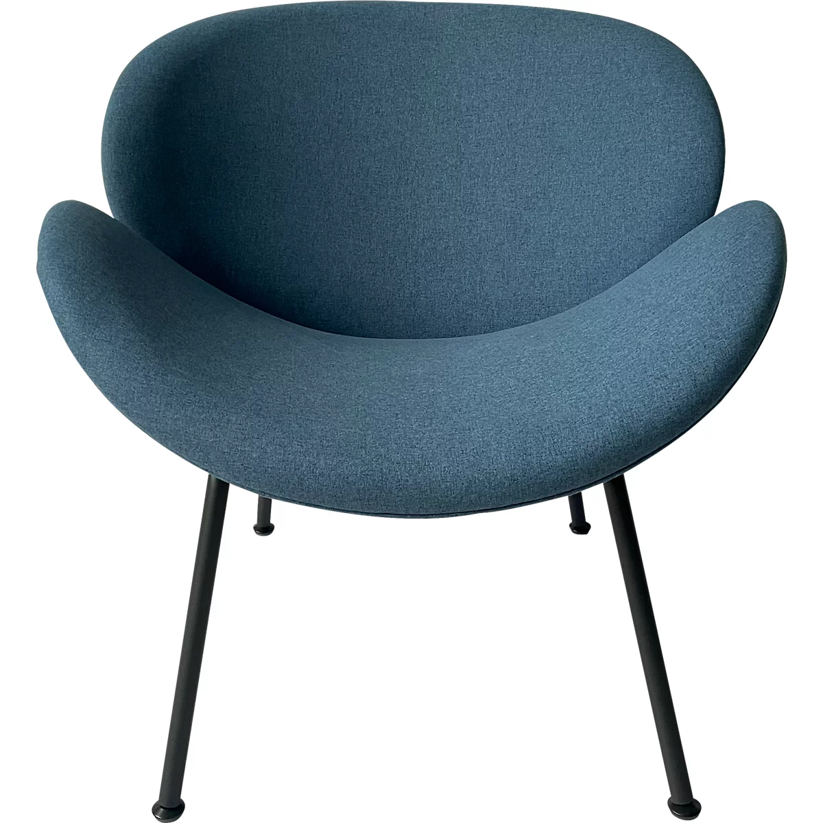 Blauer Cocktailsessel mit geschwungener Rückenlehne und schwarzen Beinen.