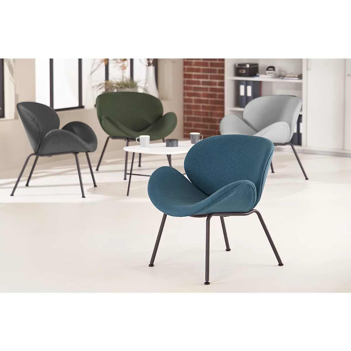 Vier moderne Stühle in verschiedenen Farben, mit schwarzen Metallbeinen, stehen in einem Raum.