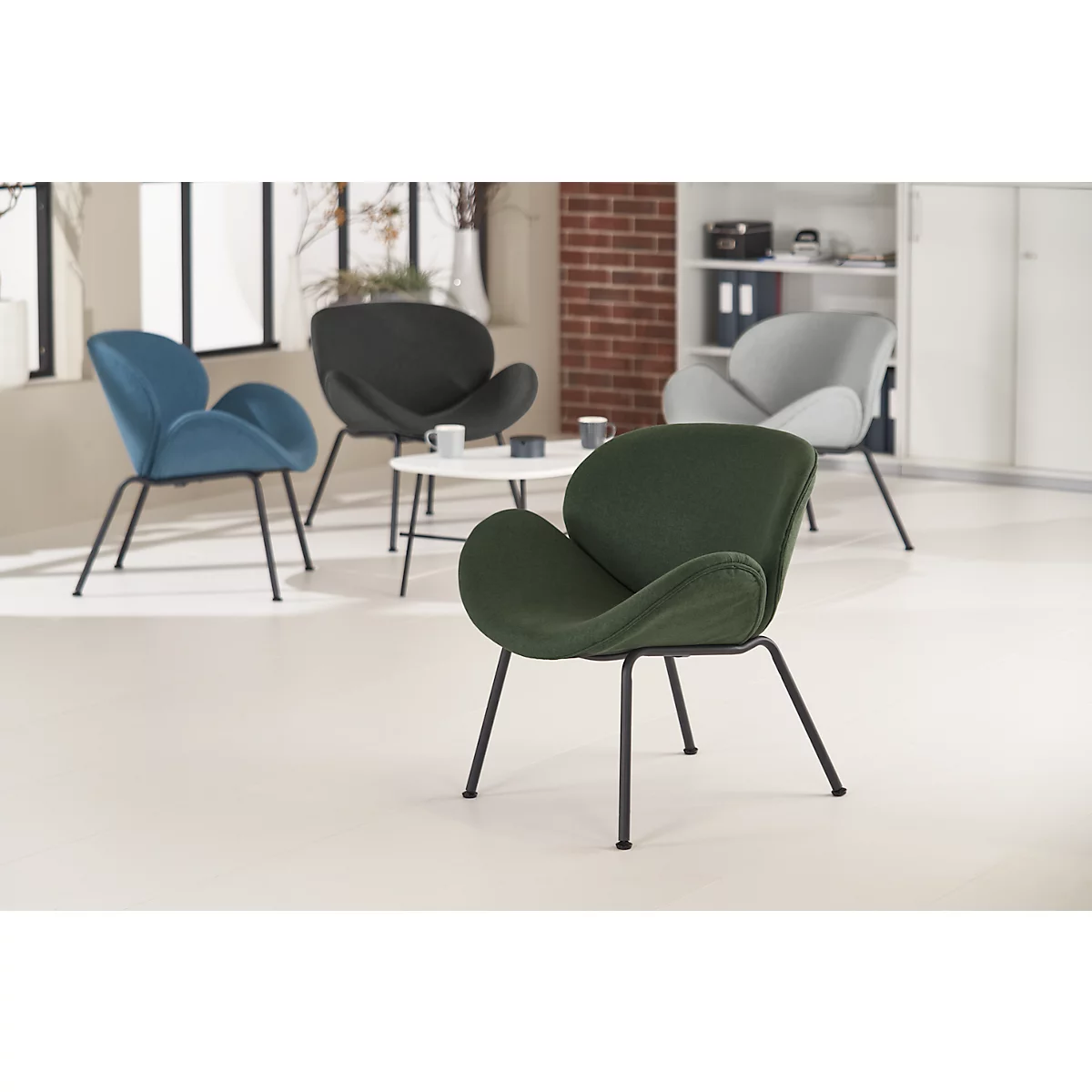 Verschiedene Designerstühle in verschiedenen Farben stehen in einem Wohnzimmer.